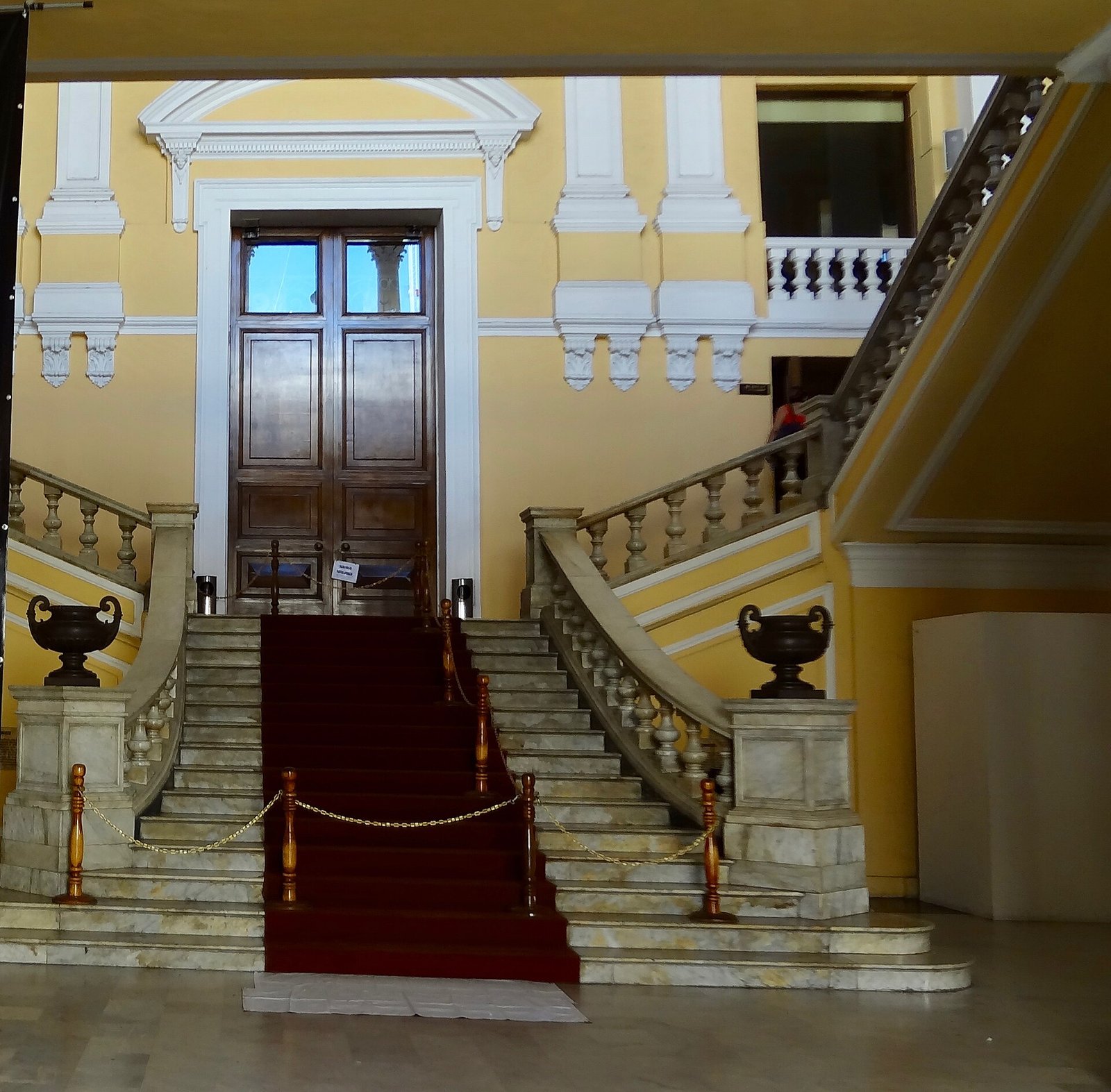 Escalinata del Teatro Peón Contreras, en el centro.